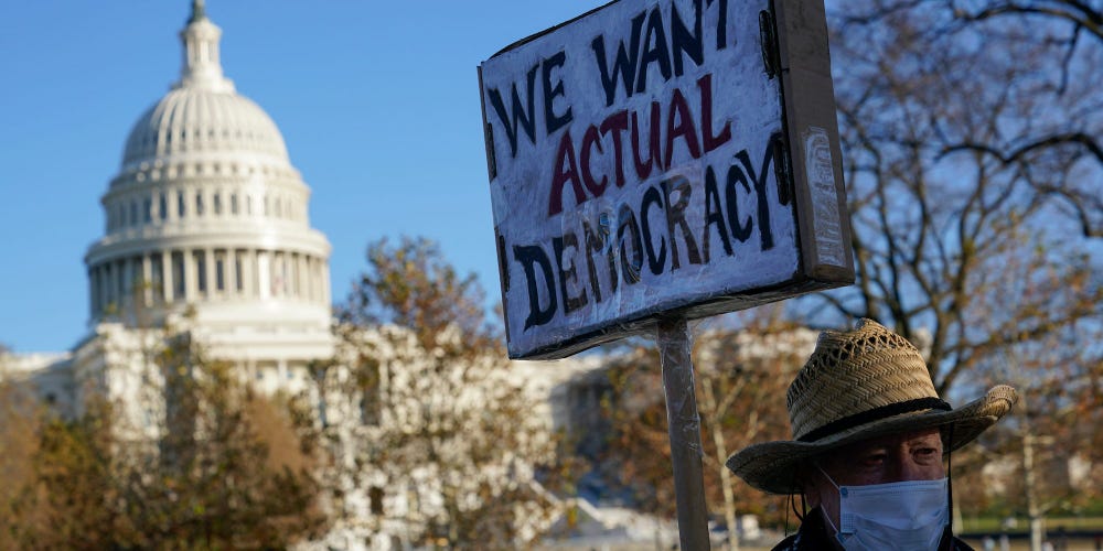 Proteste davanti al Congresso a favore della vergognosa riforma elettorale