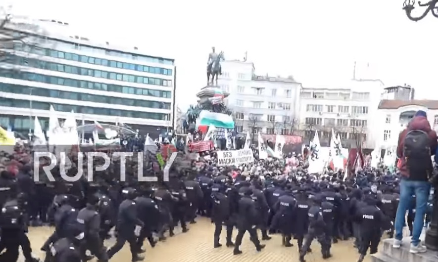 Esplode la protesta contro le restrizioni sanitarie davanti al parlamento di Sofia