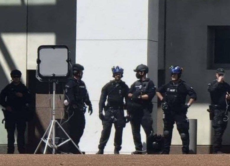 Polizia di Canberra punta un cannone sonoro sui manifestanti dal parlamento il 12 febbraio