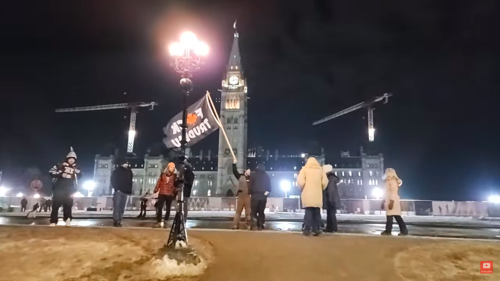 In questo momento a Parliament Hill, Ottawa uomo sventola bandiera "Fuck Trudeau"