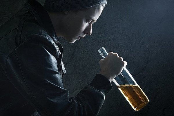 Criticità post covid: consumo di alcol e atti di autolesionismo cresciuti tra i giovani