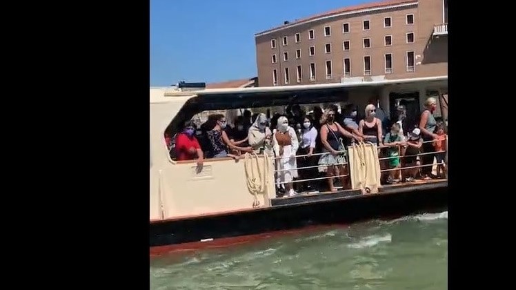 Venezia, giovani cacciati dal vaporetto e denunciati perchè senza mascherina: "Nulla è finito: ribellatevi alla nuova normalità!"